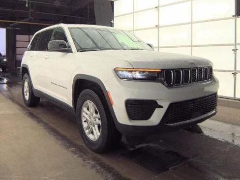 Used 2023 Jeep Grand Cherokee Laredo image 4
