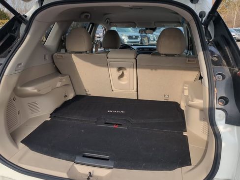 Used 2020 Nissan Rogue SV image 12