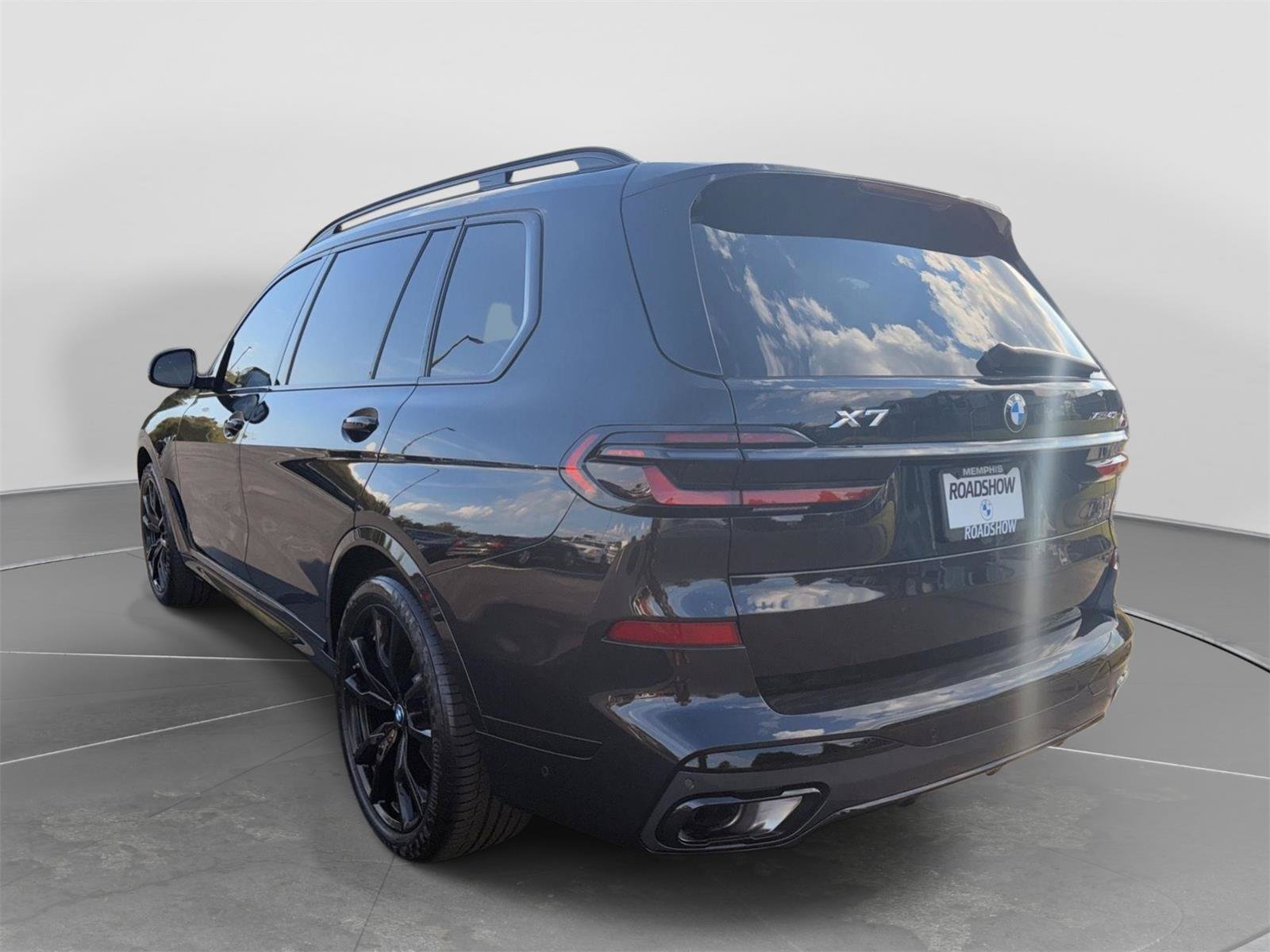 Used 2025 BMW X7 xDrive40i w/ M Sport Package AWD/4WD image 3