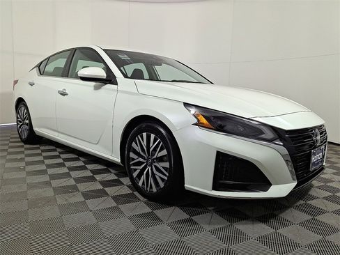 Used 2023 Nissan Altima 2.5 SV image 4