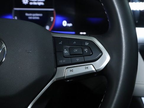 Certified 2025 Volkswagen Taos SE w/ Panoramic Sunroof Package image 24