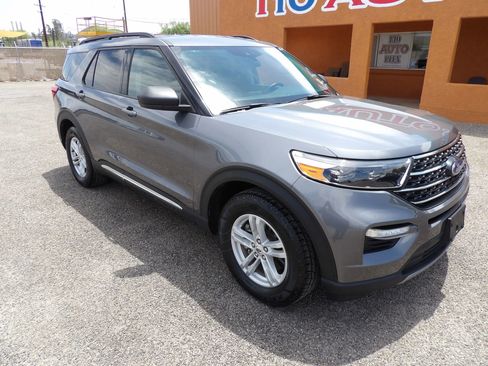 Used 2024 Ford Explorer XLT w/ Equipment Group 202A RWD image 2