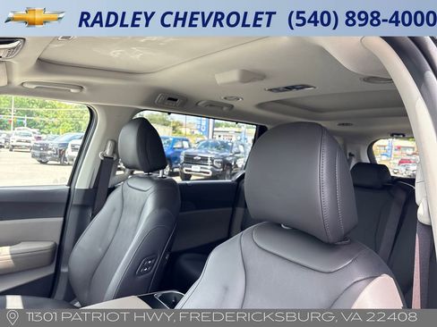 Used 2026 Kia Carnival SX FWD image 2