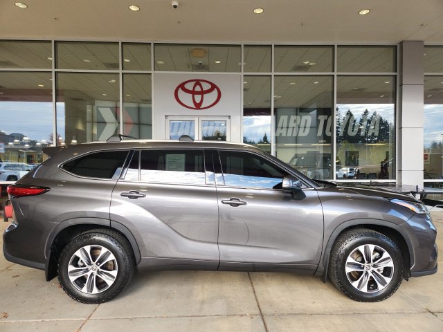 Used 2021 Toyota Highlander XLE AWD/4WD image 5
