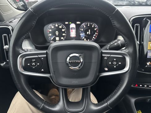 Used 2020 Volvo XC40 T5 Momentum image 17