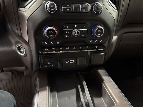 Used 2021 Chevrolet Silverado 1500 LTZ w/ Technology Package AWD/4WD image 31