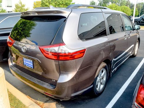 Used 2020 Toyota Sienna LE FWD image 16