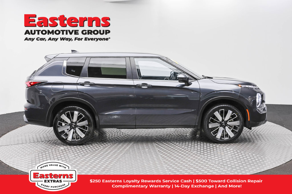 Used 2025 Mitsubishi Outlander SE FWD image 5