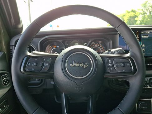 Used 2025 Jeep Wrangler Unlimited Rubicon AWD/4WD image 17