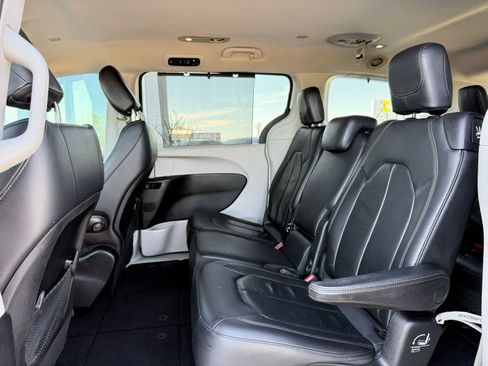 Used 2018 Chrysler Pacifica Touring-L image 15