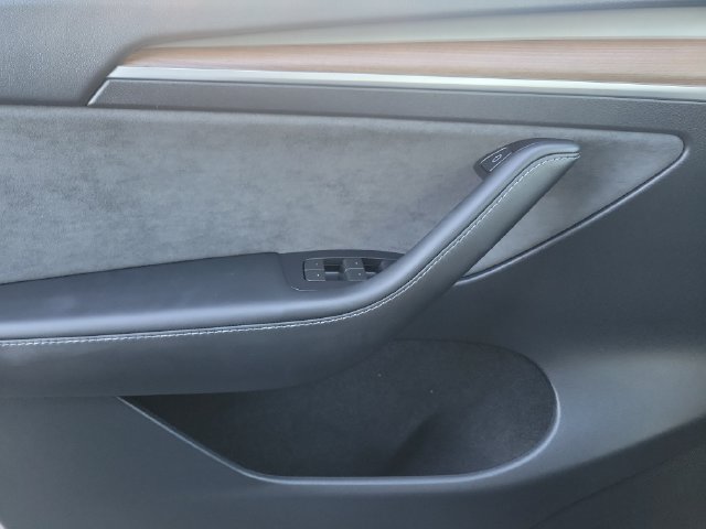 Used 2024 Tesla Model Y Long Range AWD/4WD image 18