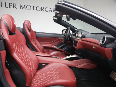 Certified 2016 Ferrari California T RWD image 17