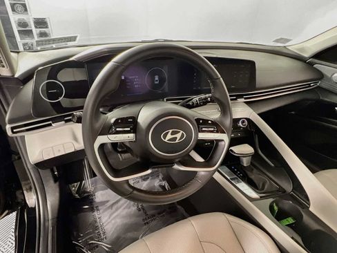 Certified 2025 Hyundai Elantra Limited FWD image 11