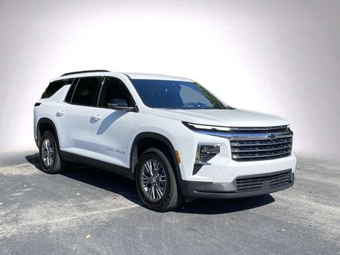 Used 2026 Chevrolet Traverse LT FWD image 2
