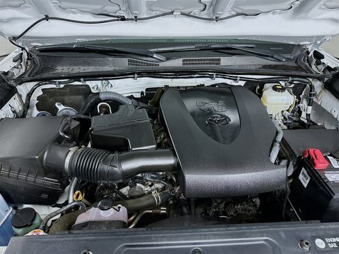 Certified 2017 Toyota Tacoma TRD Off-Road w/ Tow Package (A/T) image 28