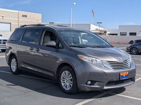 Used 2014 Toyota Sienna XLE image 3