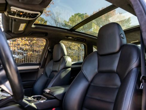 Used 2015 Porsche Cayenne Turbo image 8