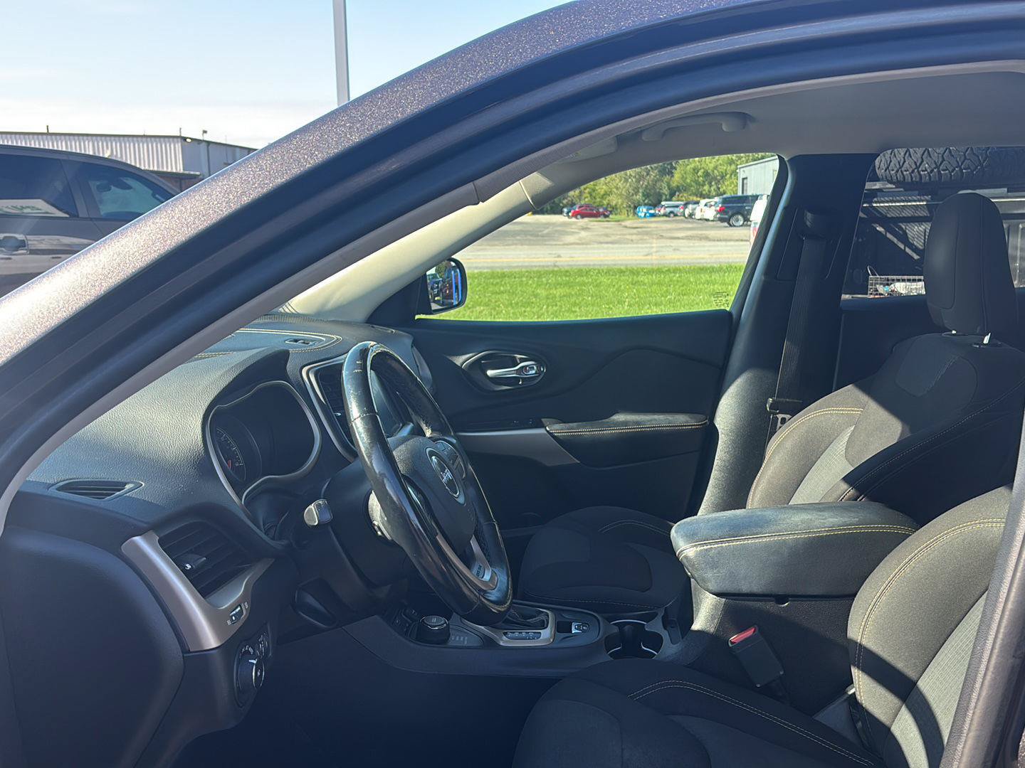 Used 2018 Jeep Cherokee Latitude w/ Quick Order Package 26T AWD/4WD image 12