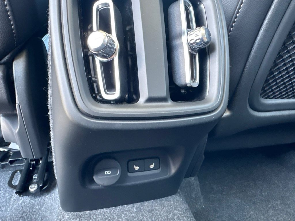 New 2026 Volvo XC40 B5 Plus w/ Climate Package AWD/4WD image 9