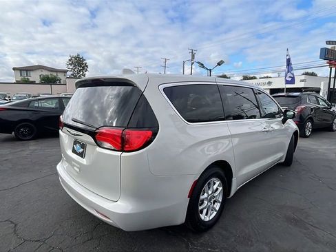 Used 2017 Chrysler Pacifica Touring image 3