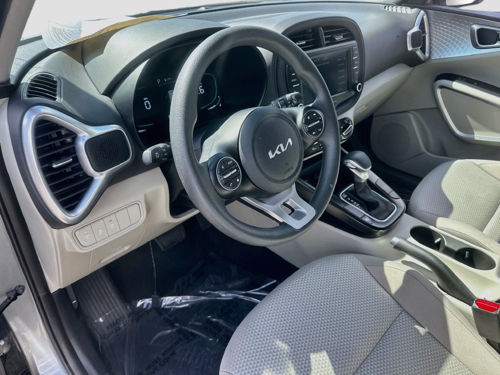 Used 2025 Kia Soul LX w/ LX Technology Package FWD image 9