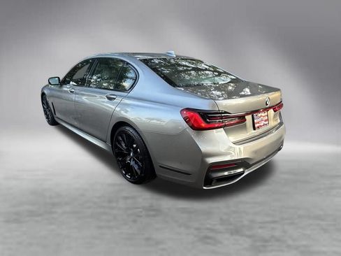 Used 2022 BMW 740i w/ M Sport Package RWD image 7