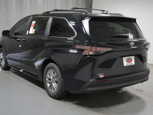 New 2026 Toyota Sienna XLE FWD image 7
