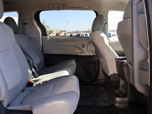Used 2024 Toyota Sienna LE image 11