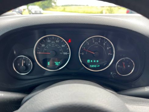 Used 2018 Jeep Wrangler Unlimited Sahara AWD/4WD image 10