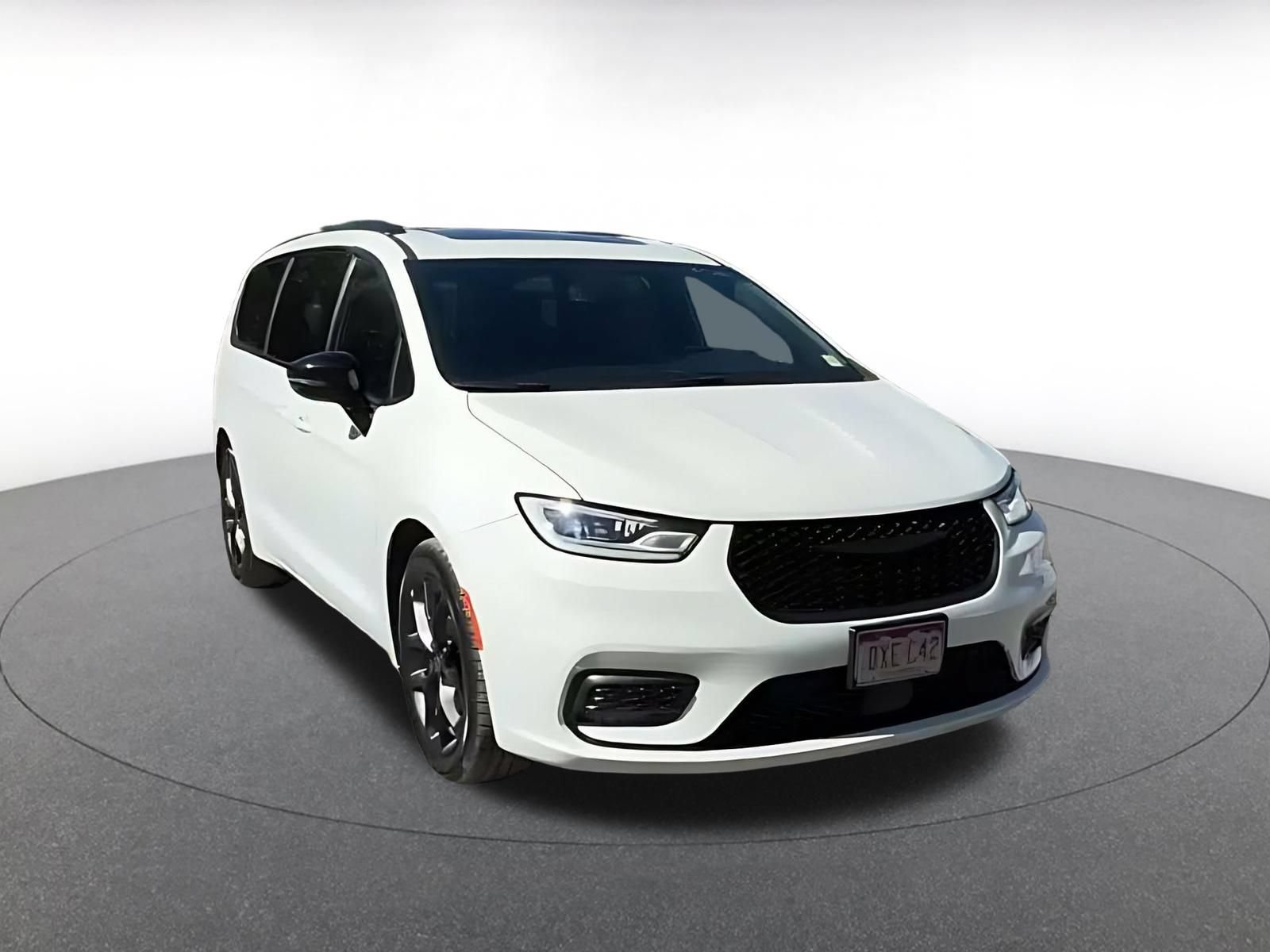 Used 2025 Chrysler Pacifica Limited FWD image 3