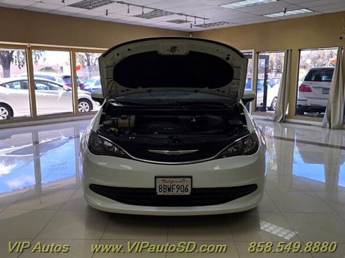 Used 2017 Chrysler Pacifica Touring FWD image 8