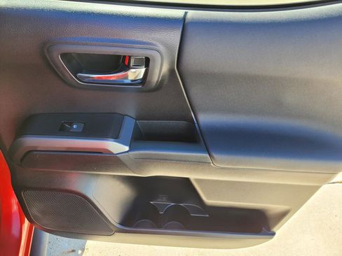 Used 2020 Toyota Tacoma TRD Sport w/ Technology Package image 13