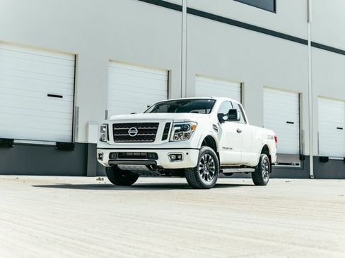 Used 2018 Nissan Titan PRO-4X w/ Pro-4x Convenience Package AWD/4WD image 36