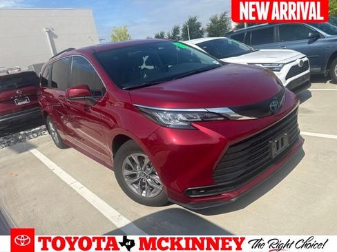 Used 2023 Toyota Sienna LE FWD image 1