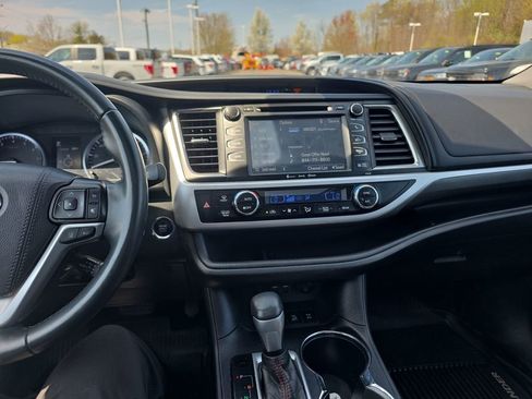 Used 2019 Toyota Highlander SE image 31