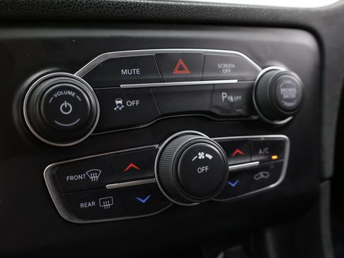 Used 2022 Dodge Charger SXT RWD image 16