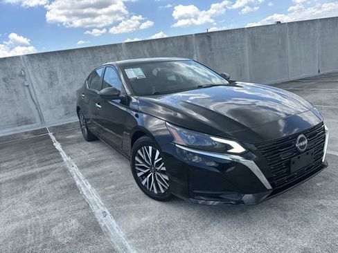 Used 2024 Nissan Altima 2.5 SV FWD image 14