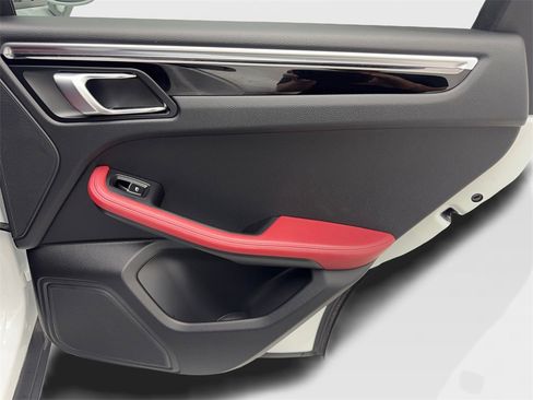 Used 2023 Porsche Macan Turbo image 41