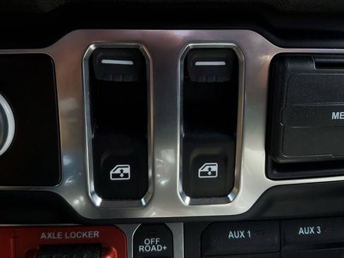 Certified 2025 Jeep Wrangler Sport image 30