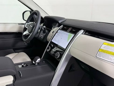 Certified 2025 Land Rover Discovery S image 31