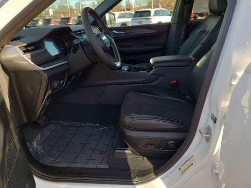 New 2025 Jeep Grand Cherokee Altitude image 19