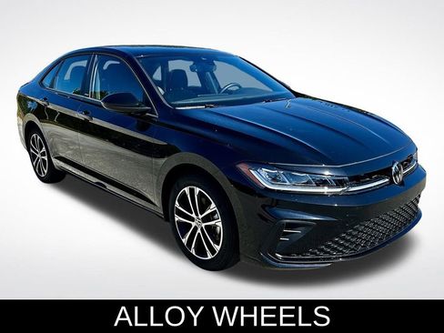 Used 2025 Volkswagen Jetta Sport image 3