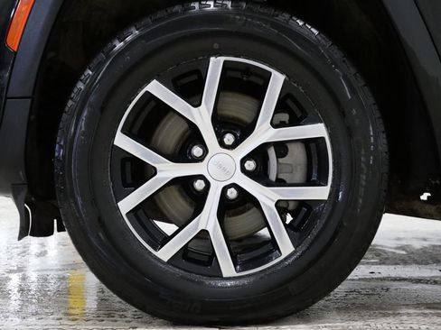 Used 2024 Jeep Grand Cherokee L Limited w/ Luxury Tech Group II image 10