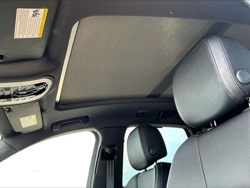 Certified 2026 Porsche Macan AWD/4WD image 18