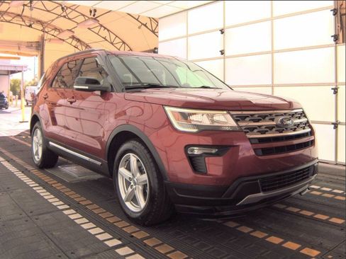 Used 2018 Ford Explorer XLT w/ Equipment Group 202A image 4