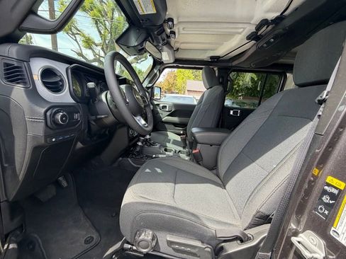 Used 2025 Jeep Wrangler Unlimited Sahara w/ Safety Group image 7