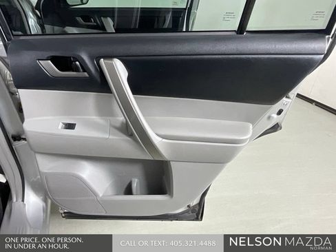 Used 2013 Toyota Highlander SE FWD image 22