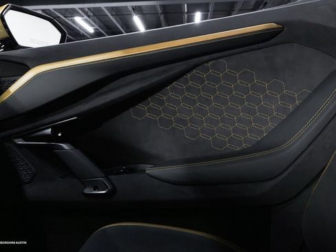 Used 2025 Lamborghini Revuelto image 39