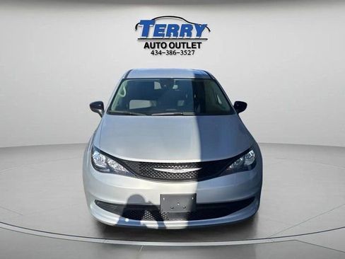 Used 2024 Chrysler Voyager LX image 3