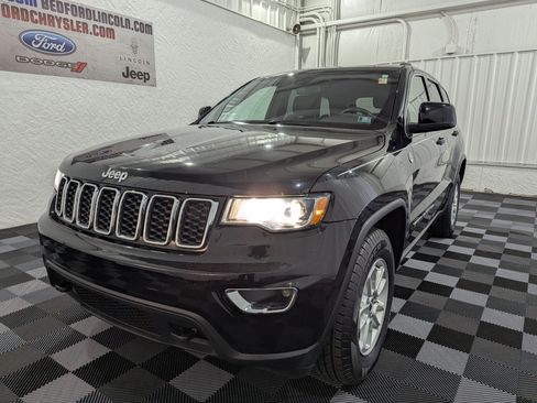 Used 2018 Jeep Grand Cherokee Laredo AWD/4WD image 3